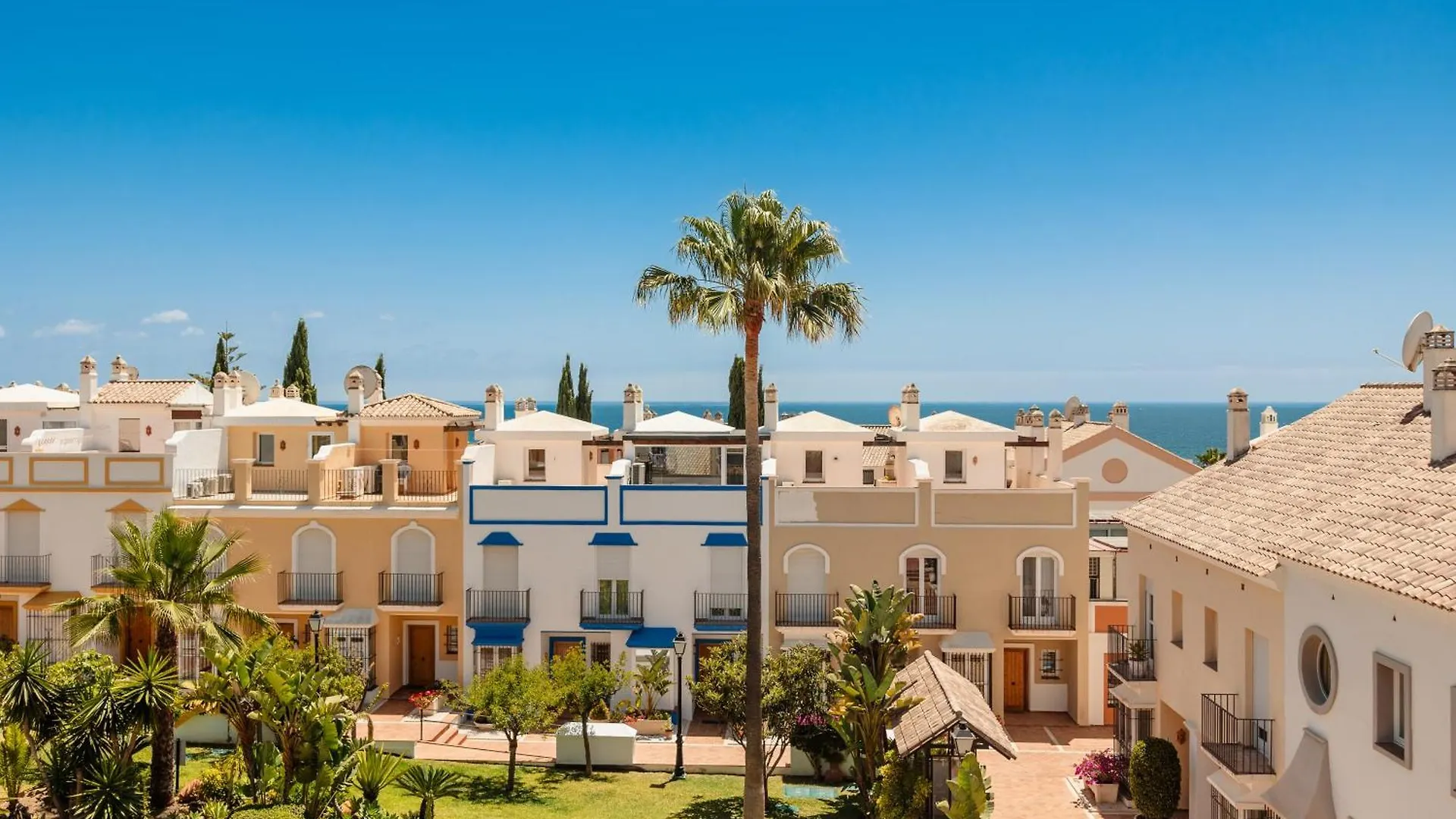 Townhouse In First Line Beach, Bahia De Marbella, Marbella Holiday home