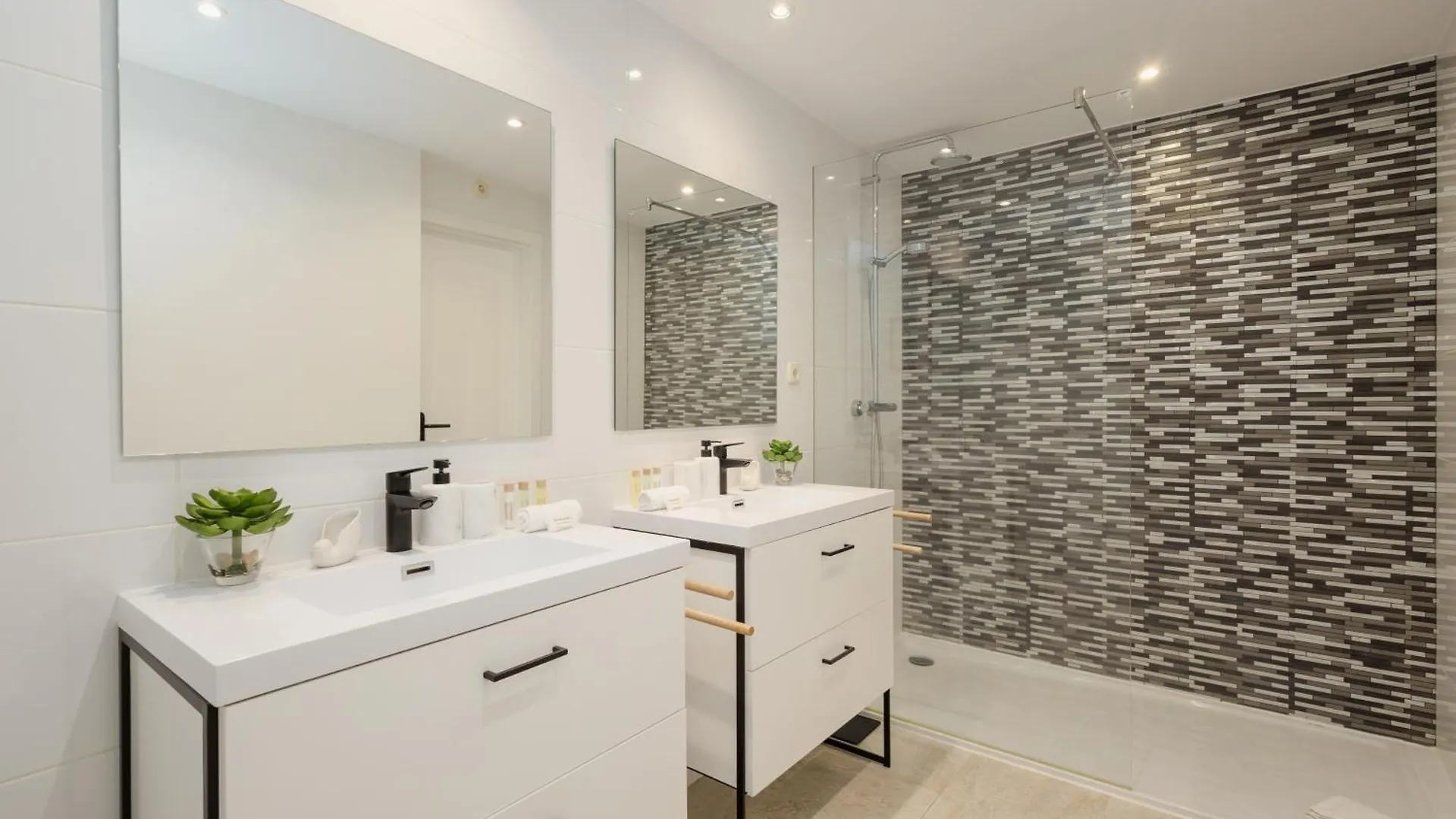 펜션 Townhouse In First Line Beach, Bahia De Marbella, 마르베야